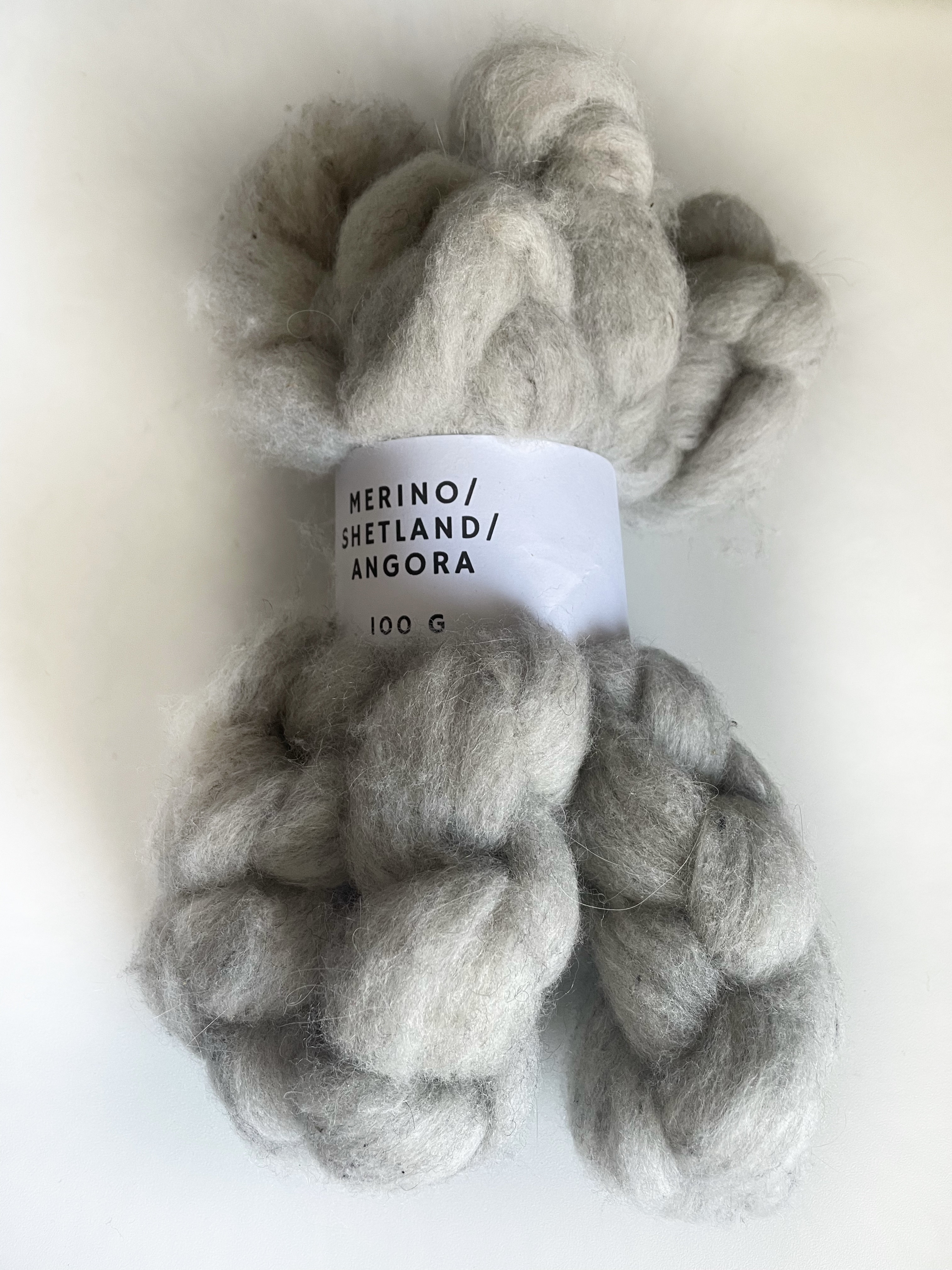 100 g  Slovenská vlna- Mix Merino, shetland, angora v česanci - sivá, natural